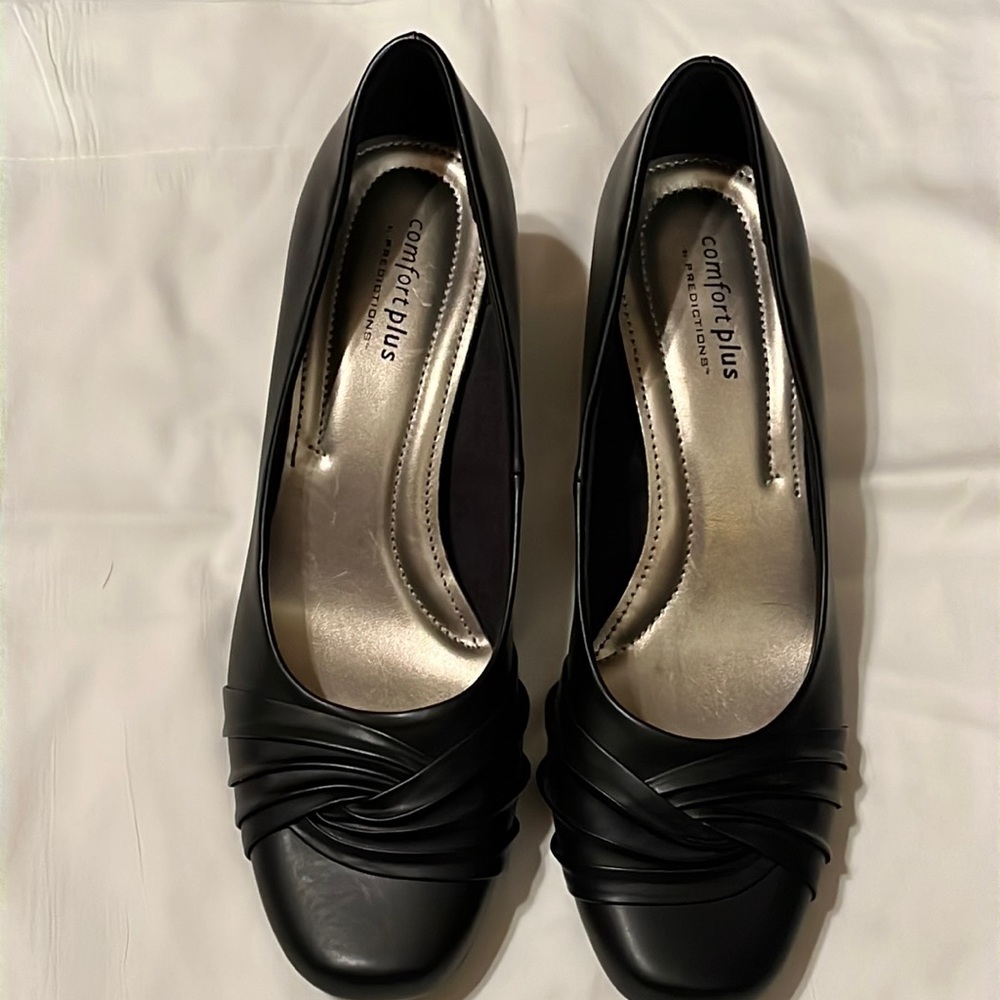 Comfort plus predictions black enclosed shoes.